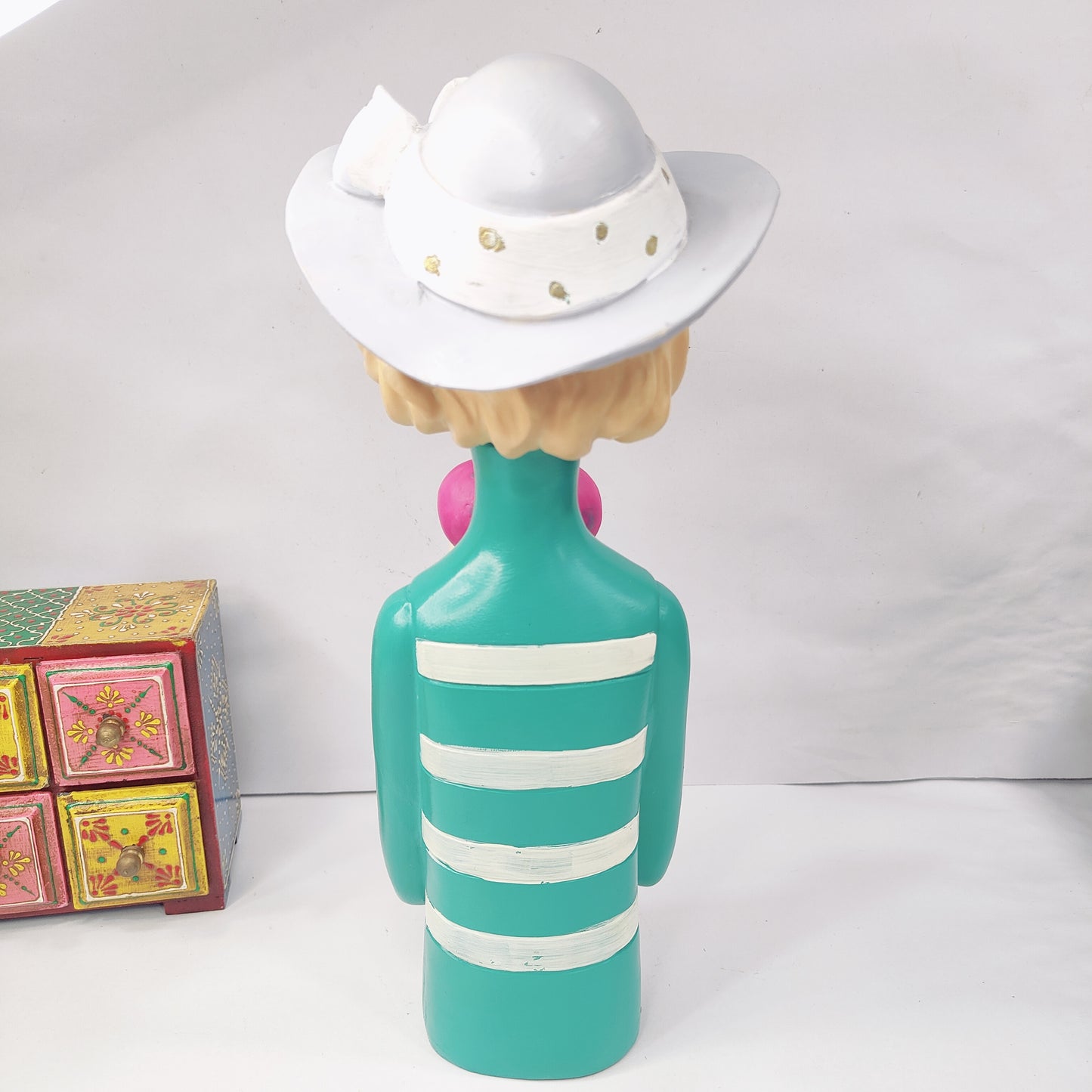 Home Decorative HandCrafted Polyresin Girl