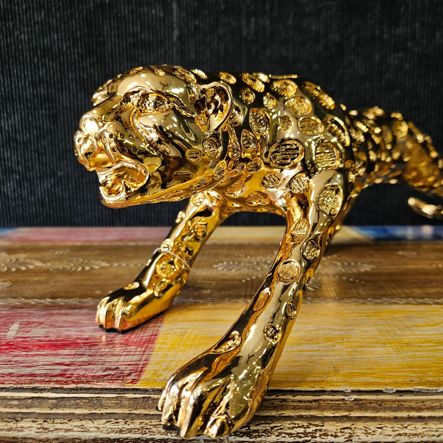 Leopard Statue with elegant look Gold Animal Figurine for Home Decoration
