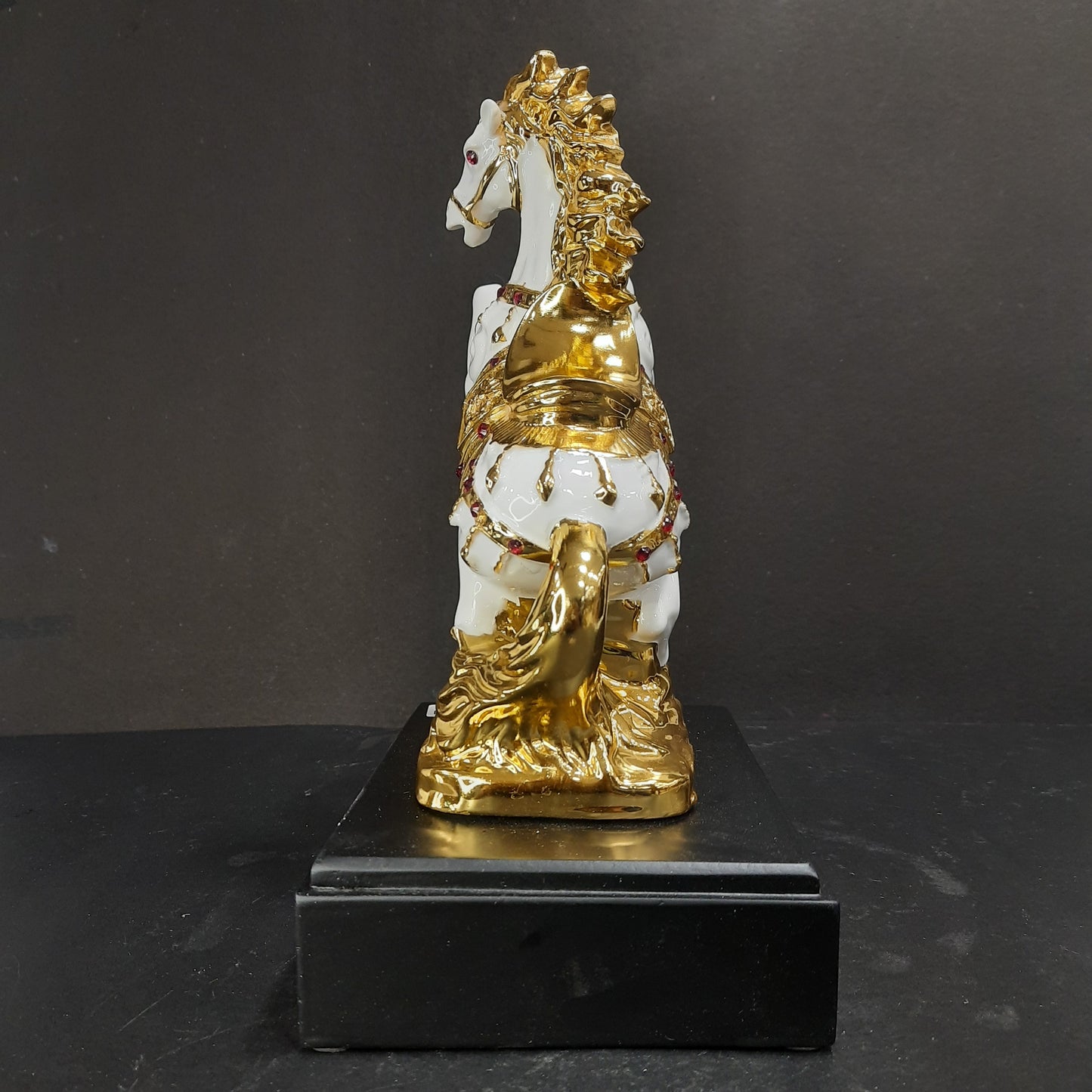 GOLD AND WHITE HORSE SHOW PIECE