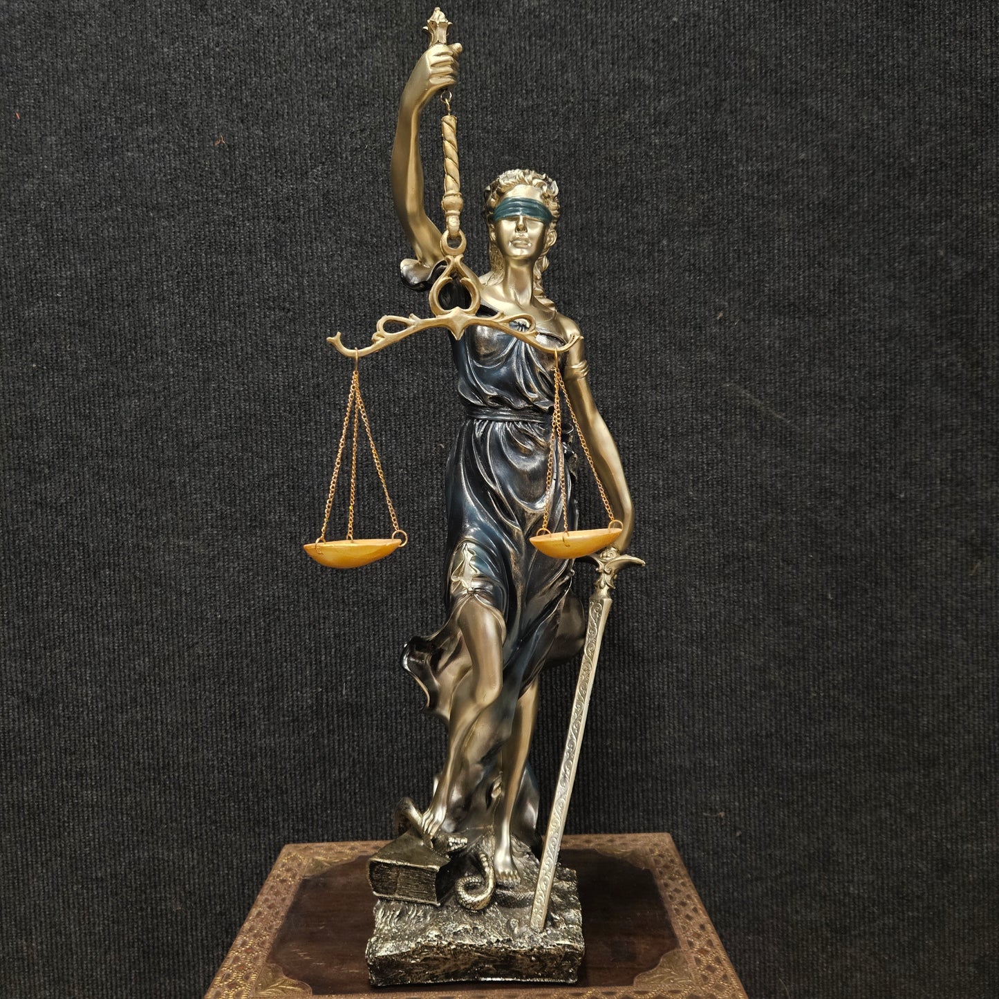 Lady Justice Statue Andha Kanoon Statue Insaaf Ka Tarazu Blindfolded Blue Golden Finish Ideal for Law Offices Home Decor Legal Professionals showpiece Figurine