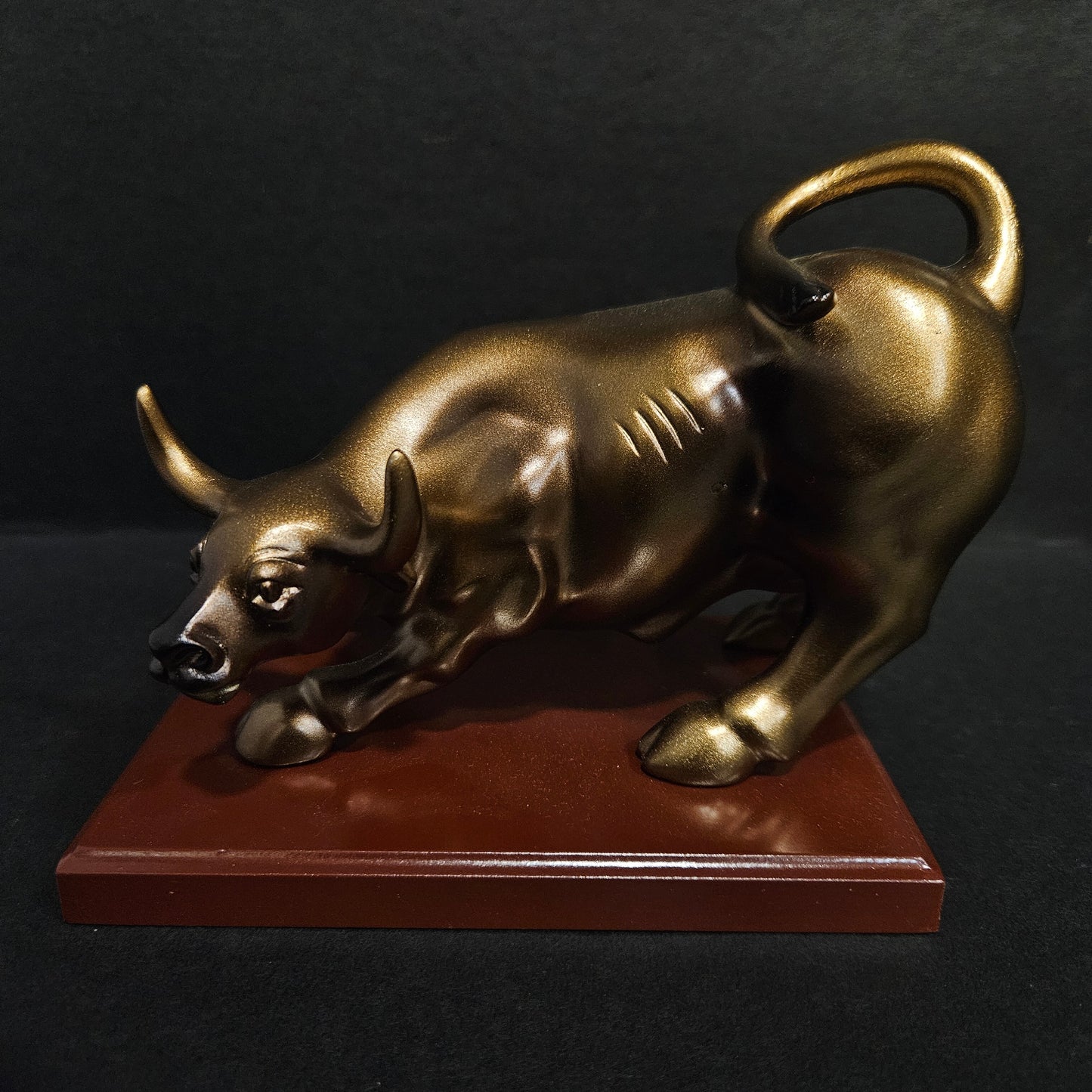 Bull Figurine Statue for Office Bedroom Home Decoration Animal Bull Sculpture showpiece Figurine