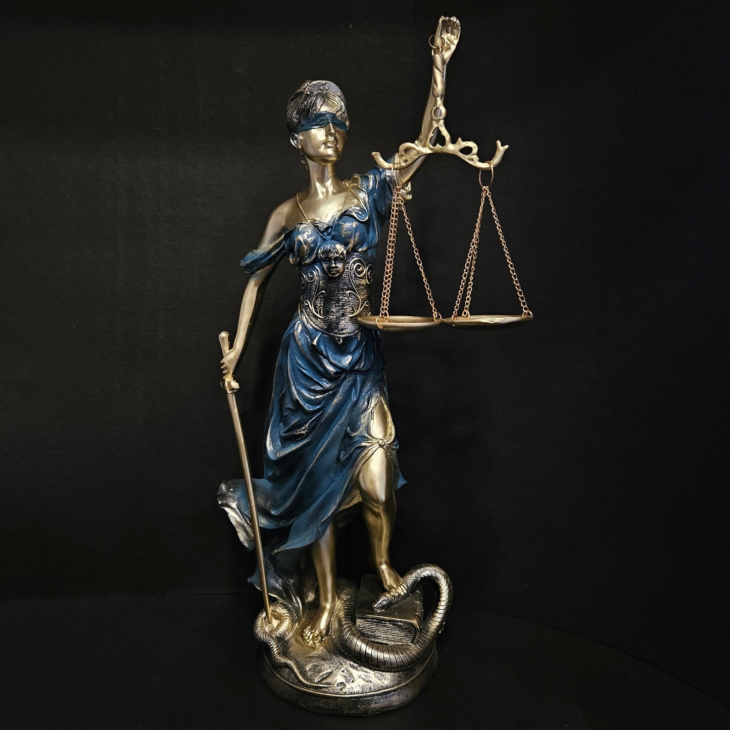 Lady Justice Statue Andha Kanoon Statue Insaaf Ka Tarazu Blindfolded Blue Golden Finish Ideal for Law Offices Home Decor Legal Professionals showpiece Figurine