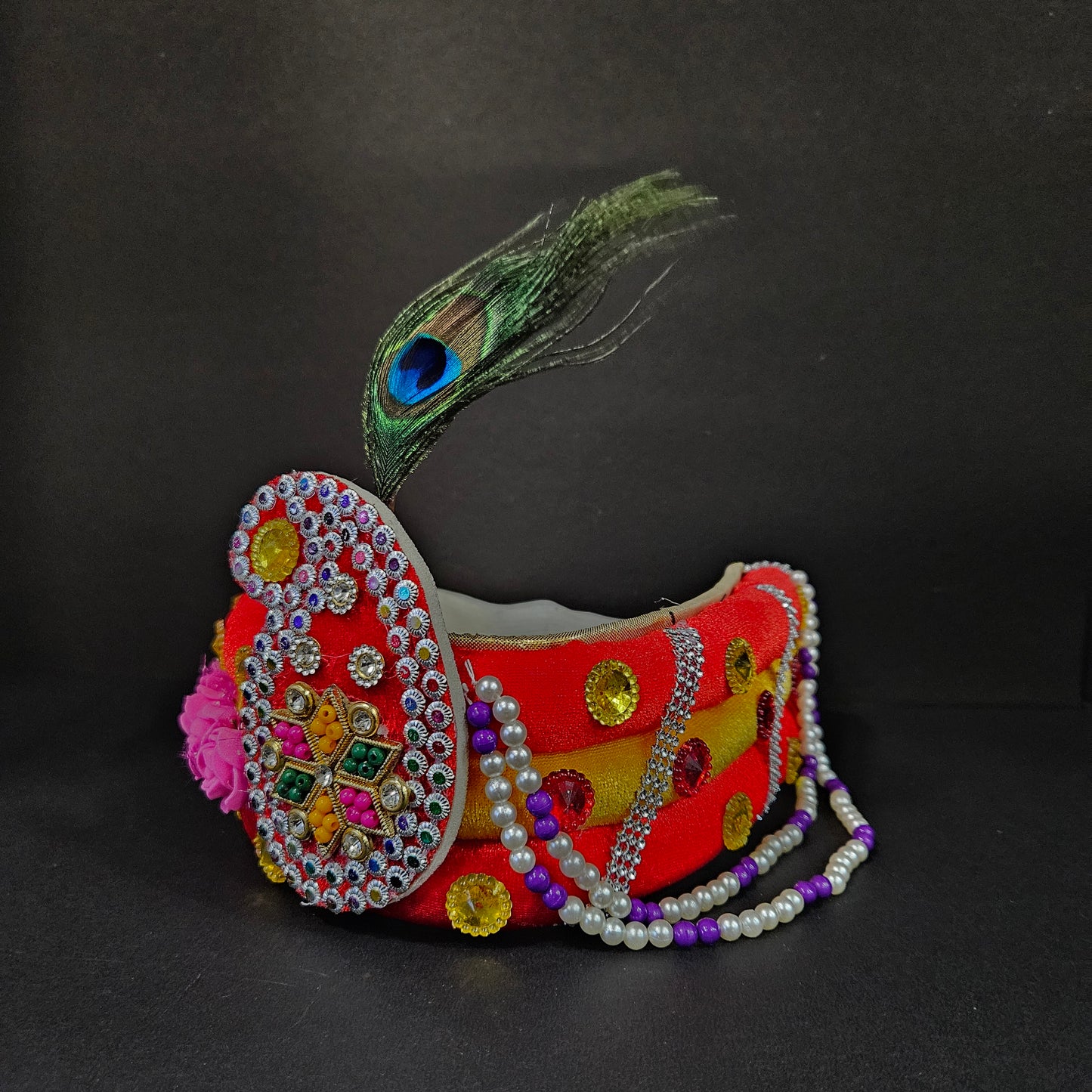 Crown with peacock feather Makut