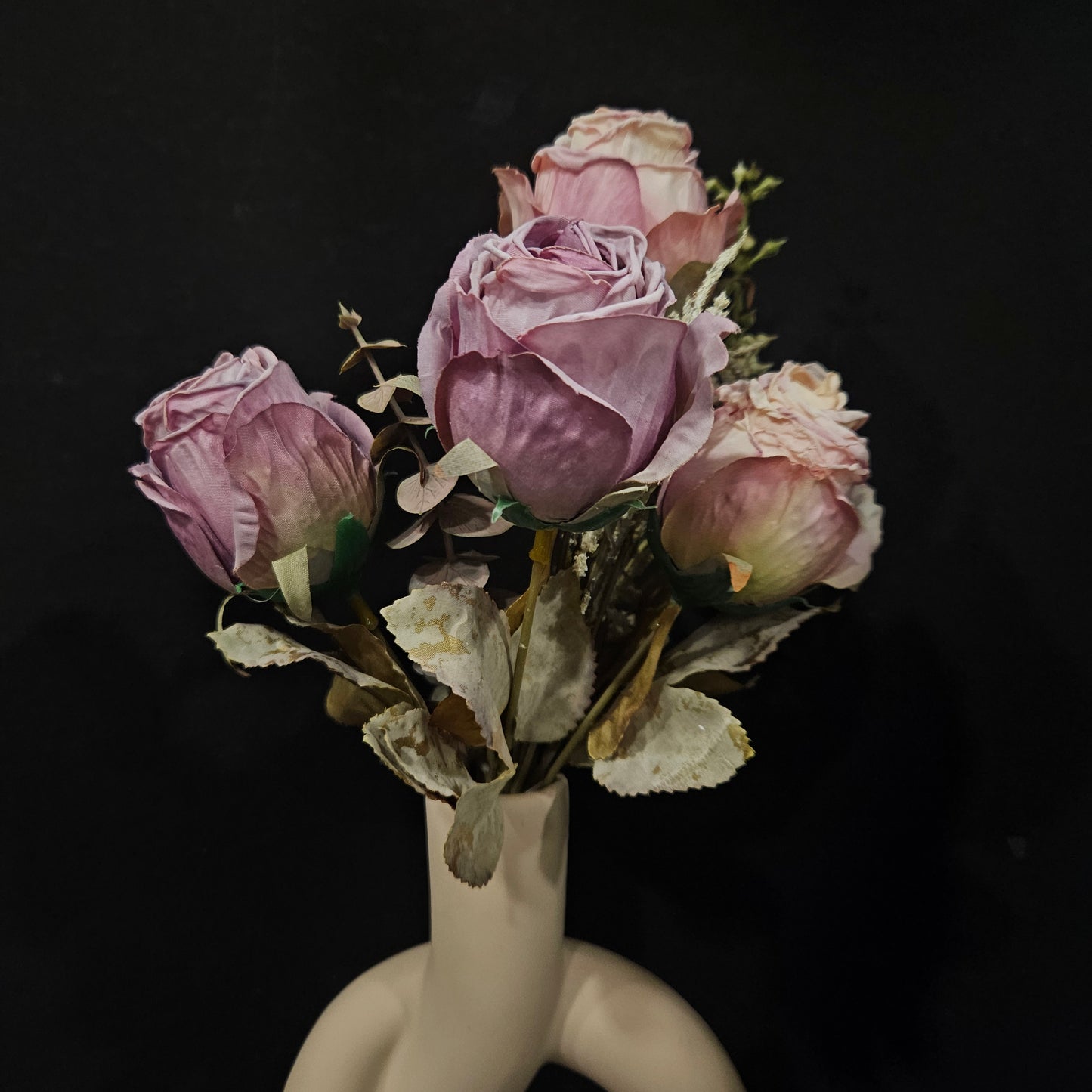 Artificial banquet rose Floweral bunch to give elgent look to your home,Garden & Office