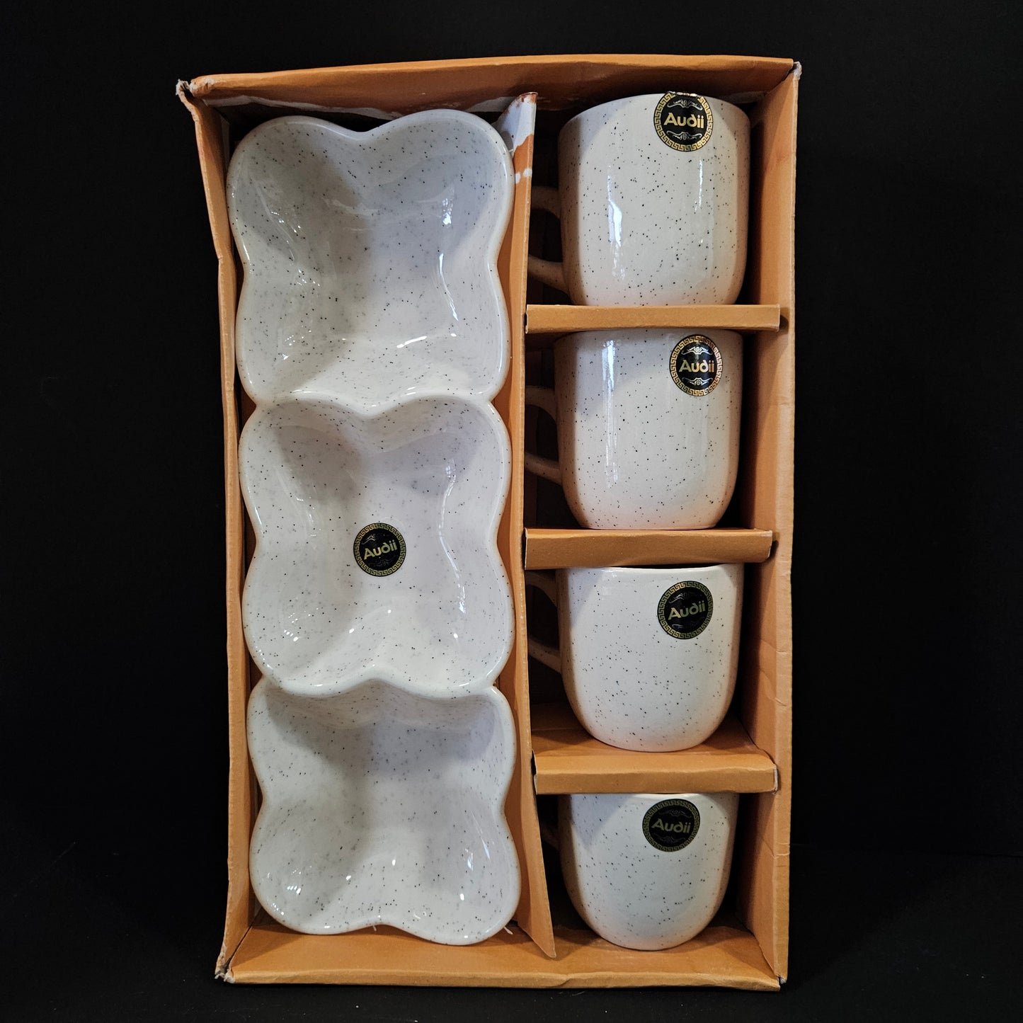 Audii momo club the best bits in the world a set of 4 piece of cups & 1 platter snack set