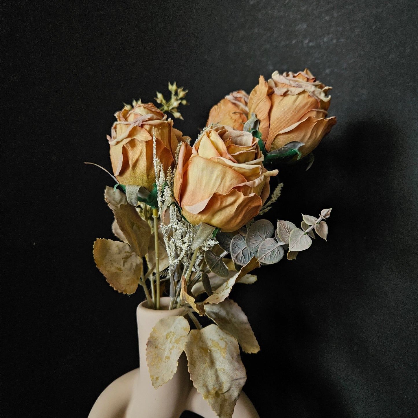 Artificial Dried Finish Rose Floweral Bunch to bring elegant look to your office & home