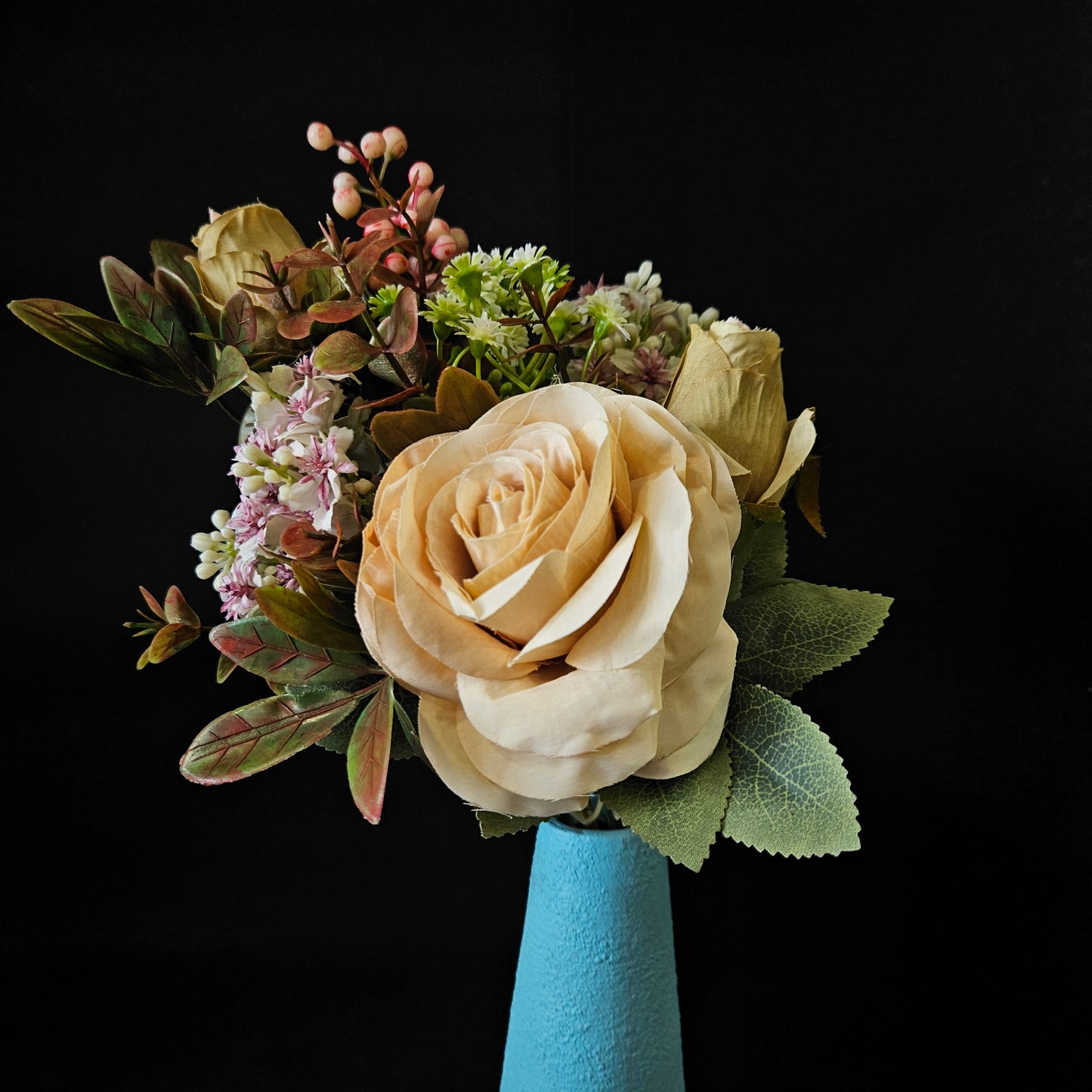 Artificial banquet rose floweral bunch to bring attractive & elegant look to your home
