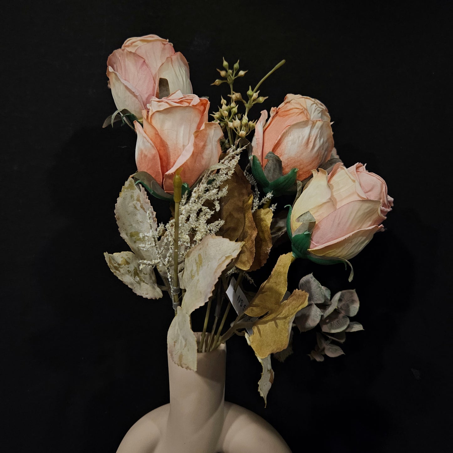 Artificial banquet rose Floweral bunch to give elgent look to your home,Garden & Office