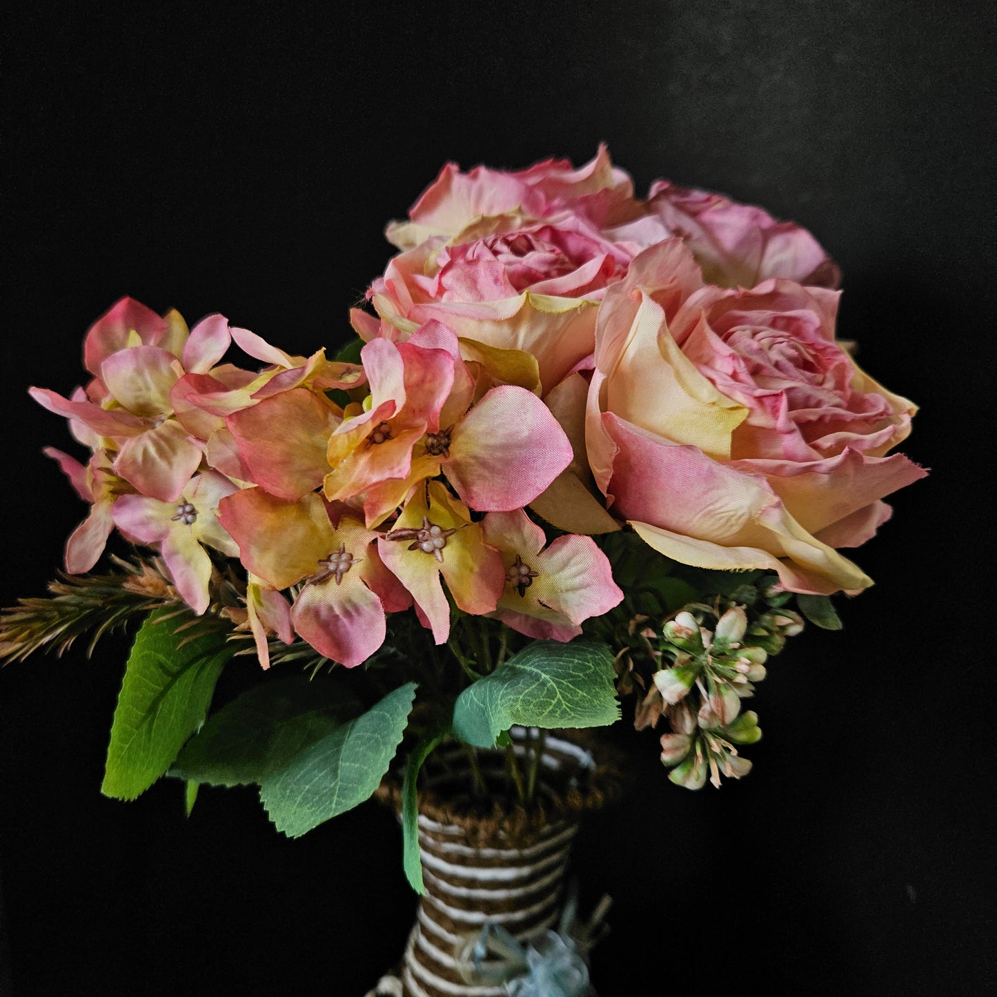 Artificial banquet Garden roses floweral bunch to give elgent look to your home & Office