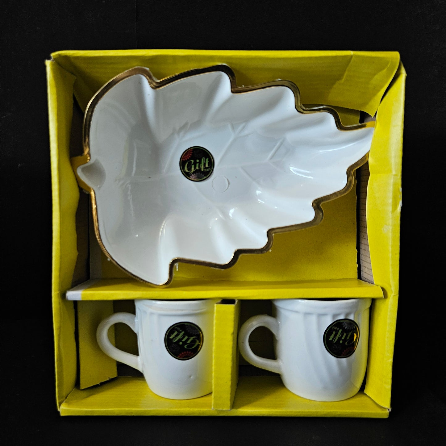 Kanch Safari Exclusive 2 Ceramic cups & 1 leaf Shaped serving tray gift set