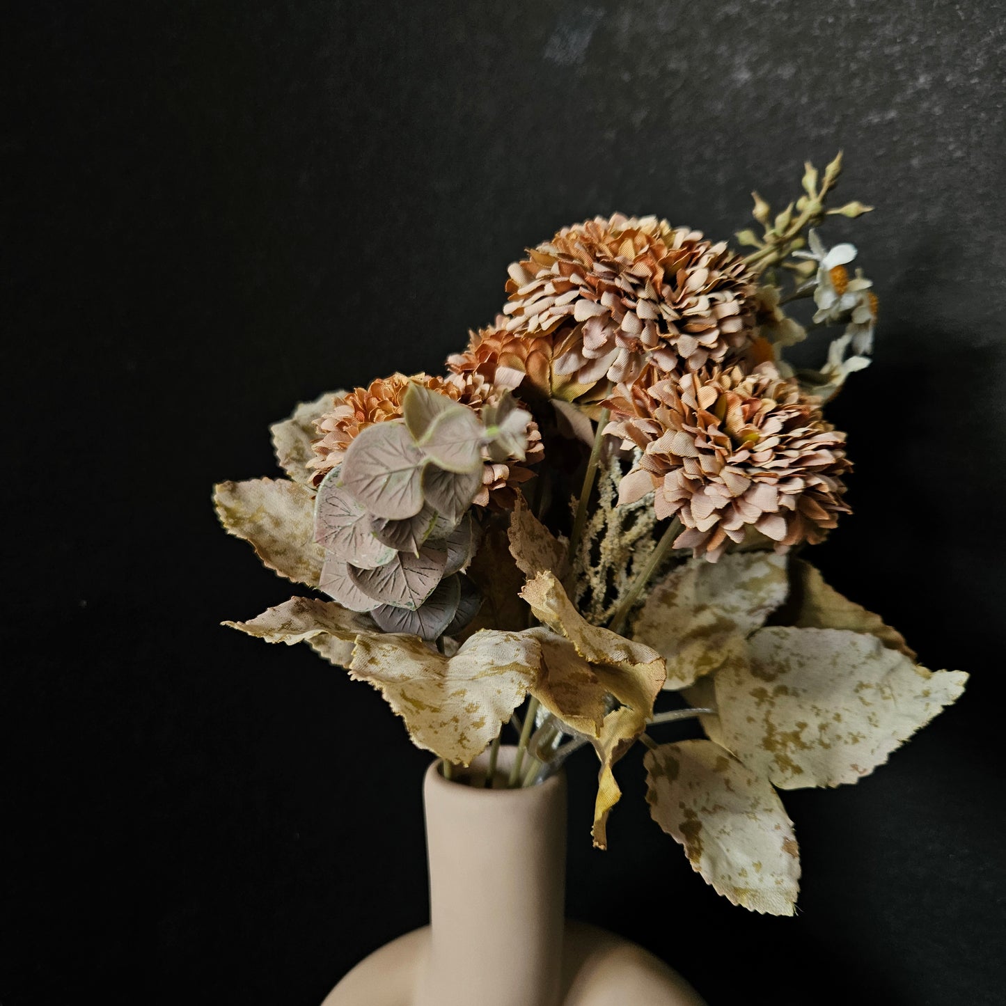 Chrysanthemum artificial banquet floweral bunch to bring elegant look to your home & Office