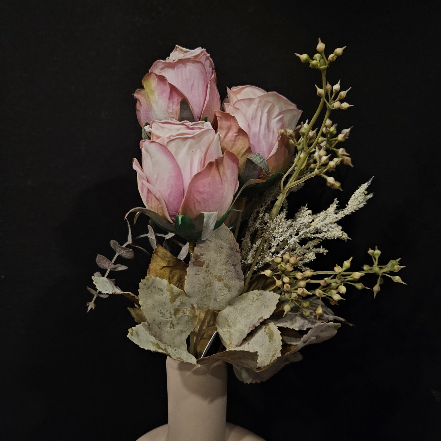 Artificial banquet rose Floweral bunch to give elgent look to your home,Garden & Office