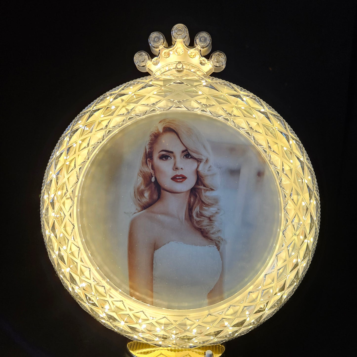 White circular Shaped Crystal designed Photo Frame with Button Operated for gifting purpose/couple gifting