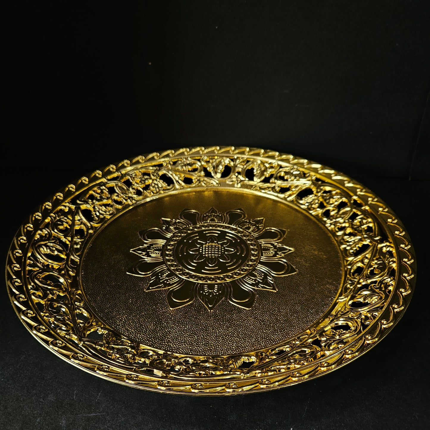 Gold coloured circular Antique Designer Hand Etched Decorative Tray Centerpiece Serving Plate for Home Dcor Tableware Decoration