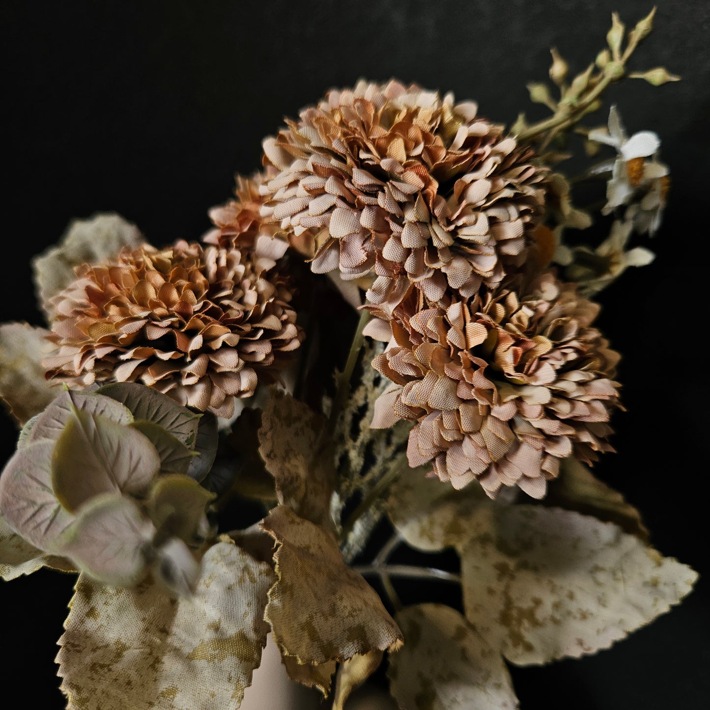 Chrysanthemum artificial banquet floweral bunch to bring elegant look to your home & Office