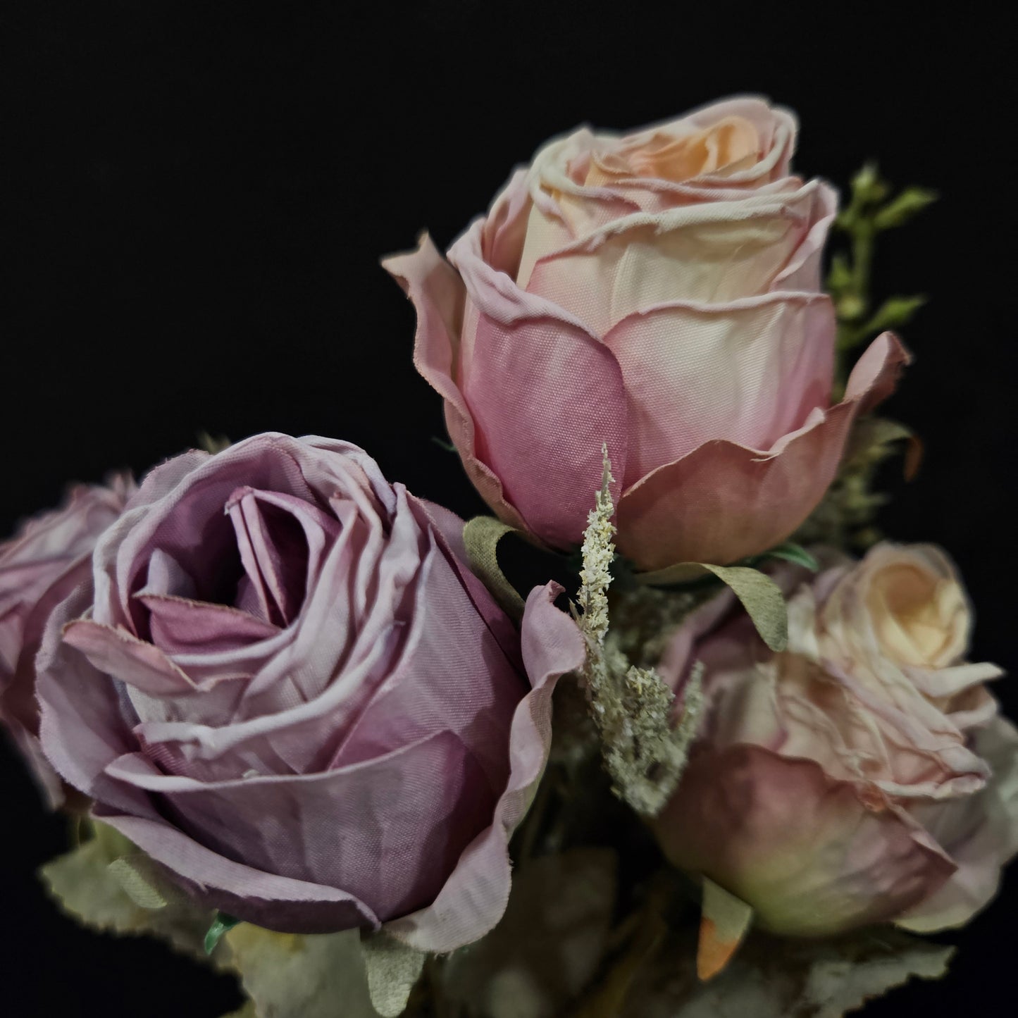 Artificial banquet rose Floweral bunch to give elgent look to your home,Garden & Office
