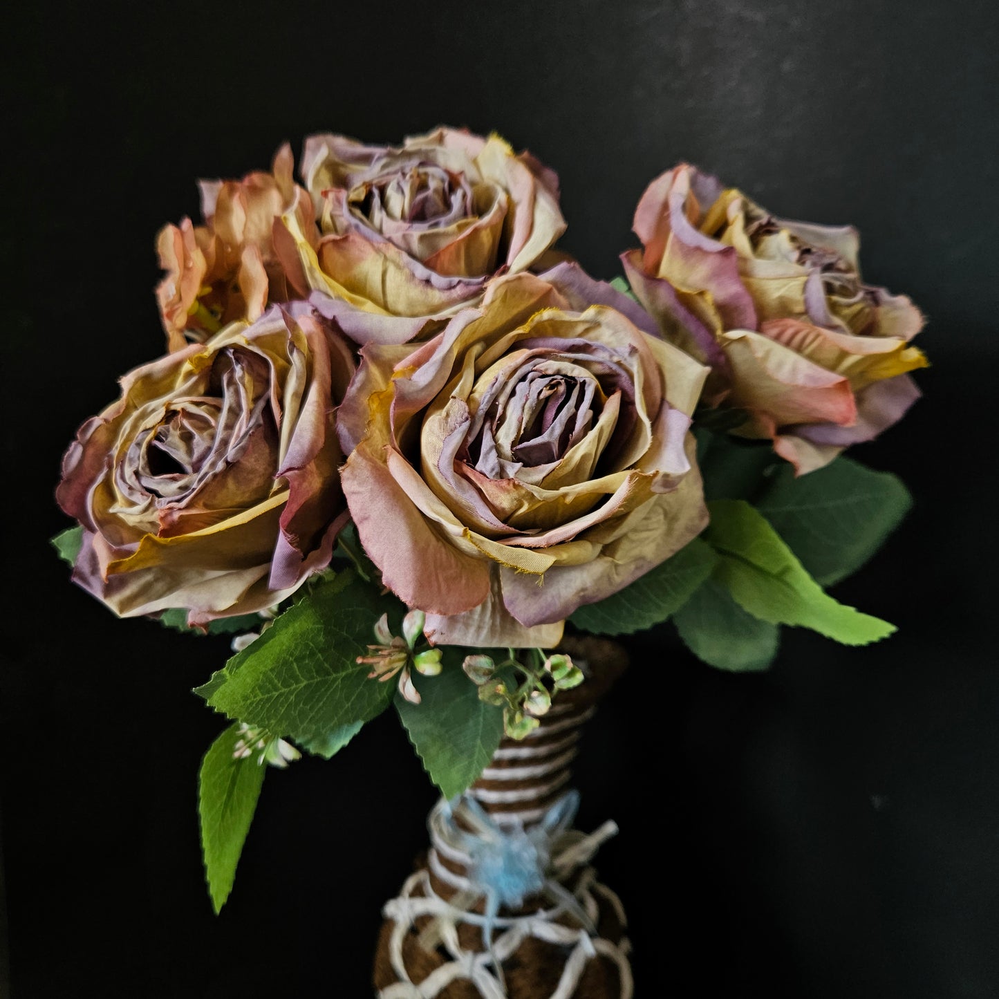 Artificial banquet Garden roses floweral bunch to give elgent look to your home & Office