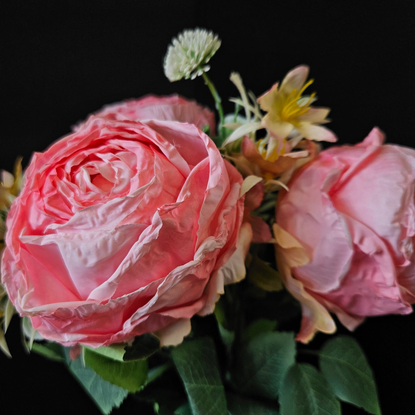 Artificial roses banquet floweral bunch to bring elegant look to your home,Garden & Office