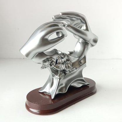 Engagement hands show piece