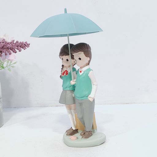 Romantic Love Couple with Umbrella Statue Showpiece for Valentine Day, Miniatures Couple Gift for Lover Boyfriend Girlfriend Husband Wife