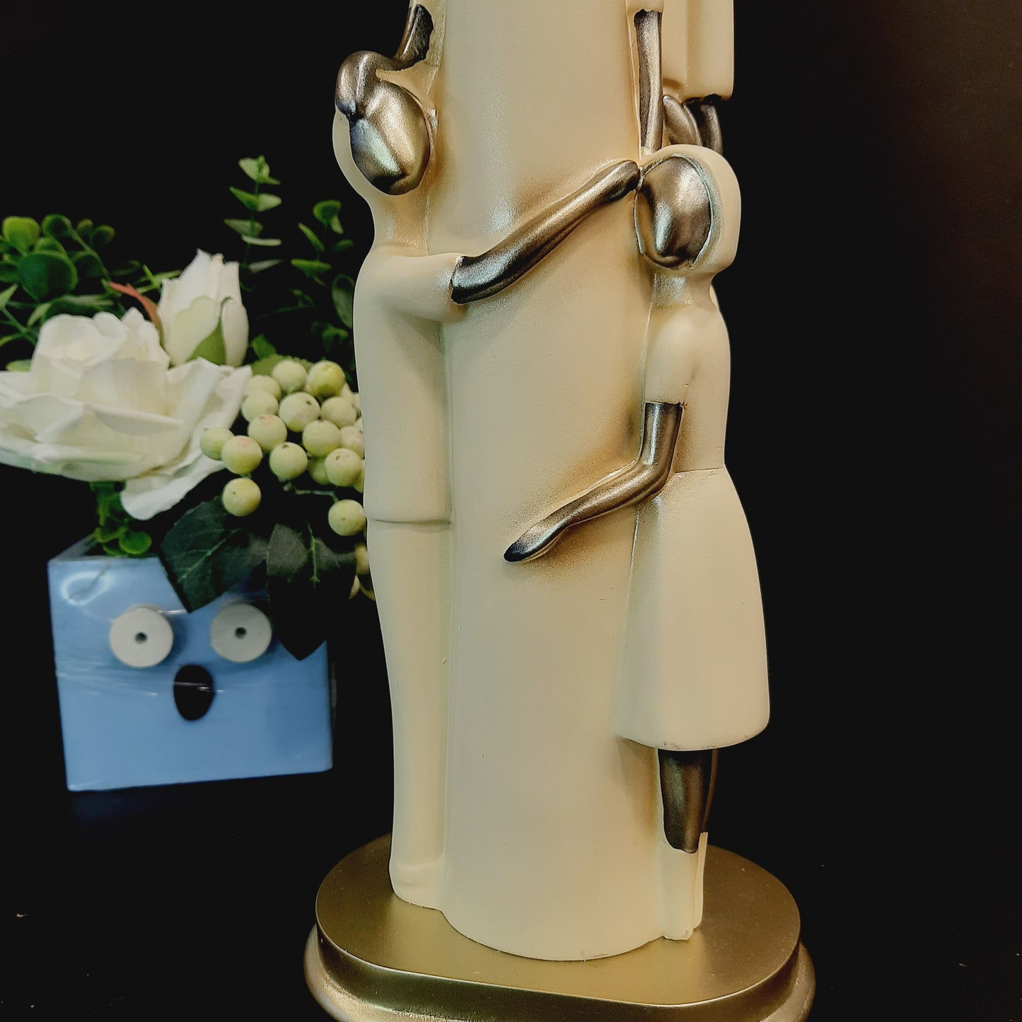 POLYRESIN family showpiece