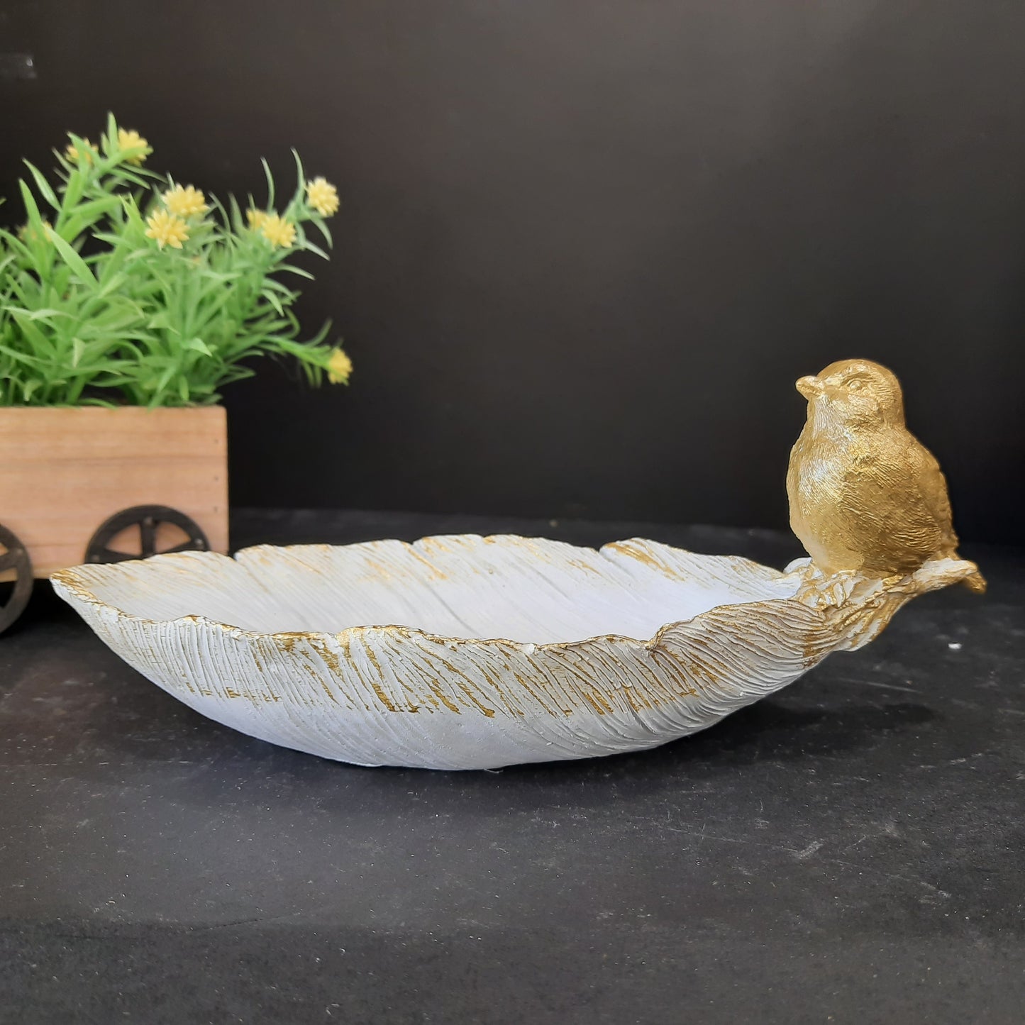 Bird seting on the edge of leafshowpiece