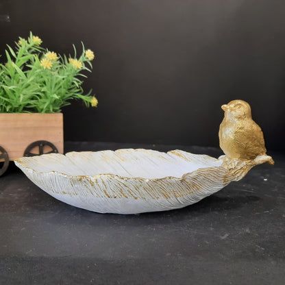 Bird seting on the edge of leafshowpiece