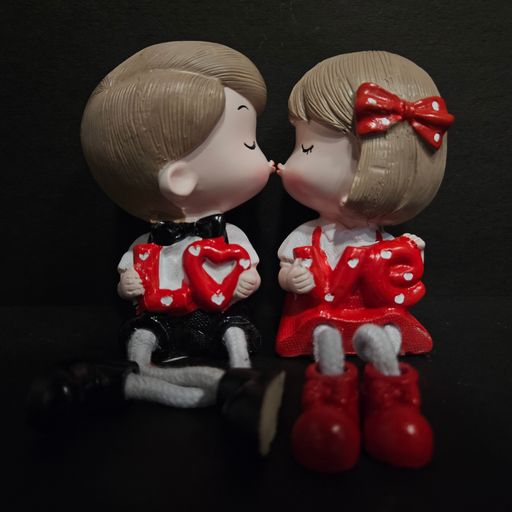 Decorative Cute Couple kissing Showpiece Figurine Valentines Gift for Girlfriend Boyfriend and for Home Decoration