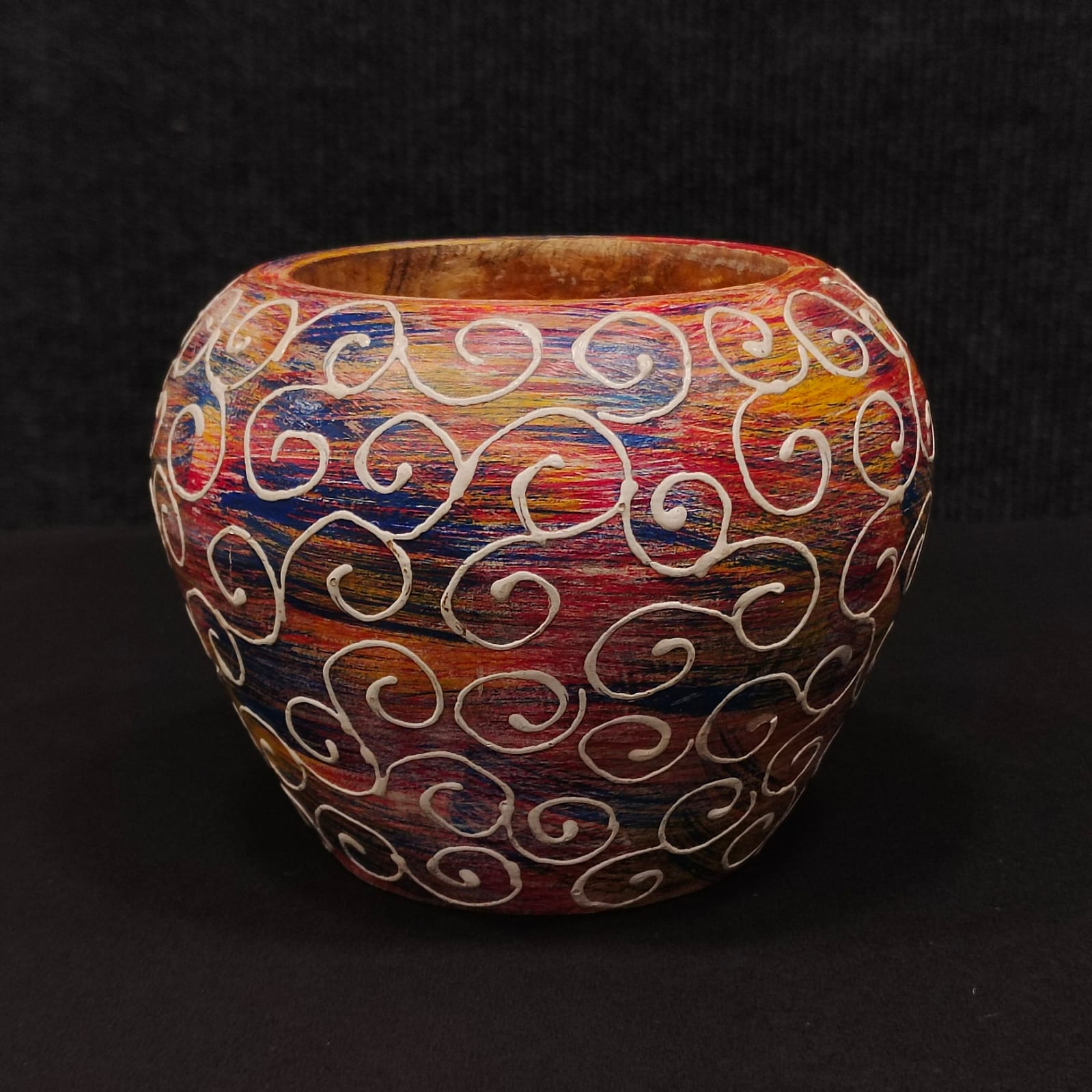 Wooden round pot
