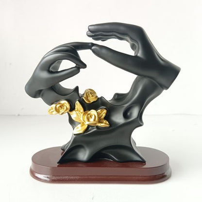 Engagement hands show piece