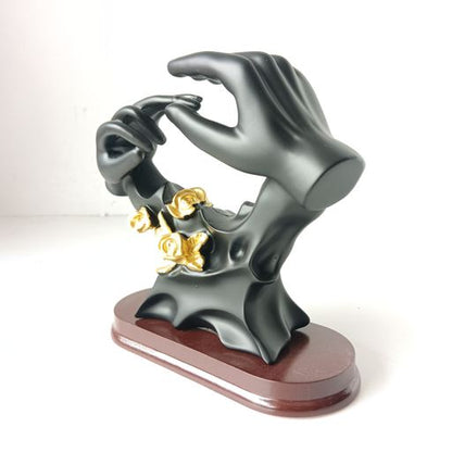 Engagement hands show piece
