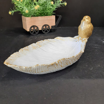 Bird seting on the edge of leafshowpiece