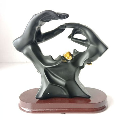 Engagement hands show piece