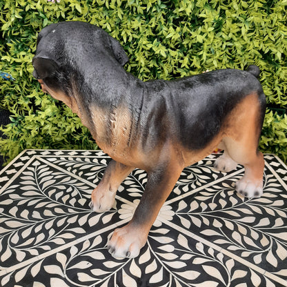 Realistic dog showpiece
