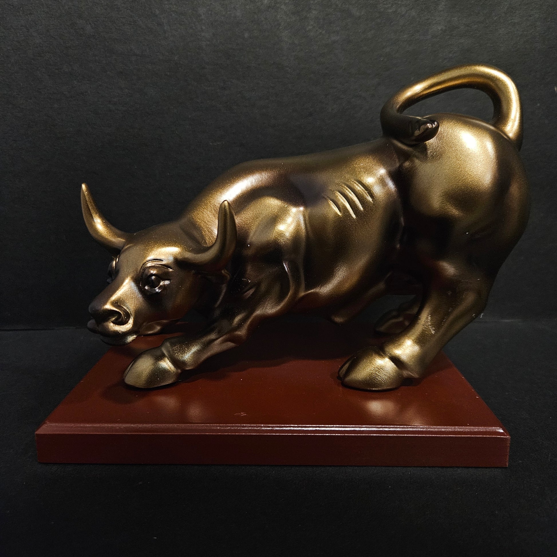 Bull Figurine Statue for Office Bedroom Home Decoration Animal Bull Sculpture showpiece Figurine