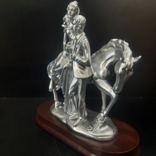 COUPLE showpiece