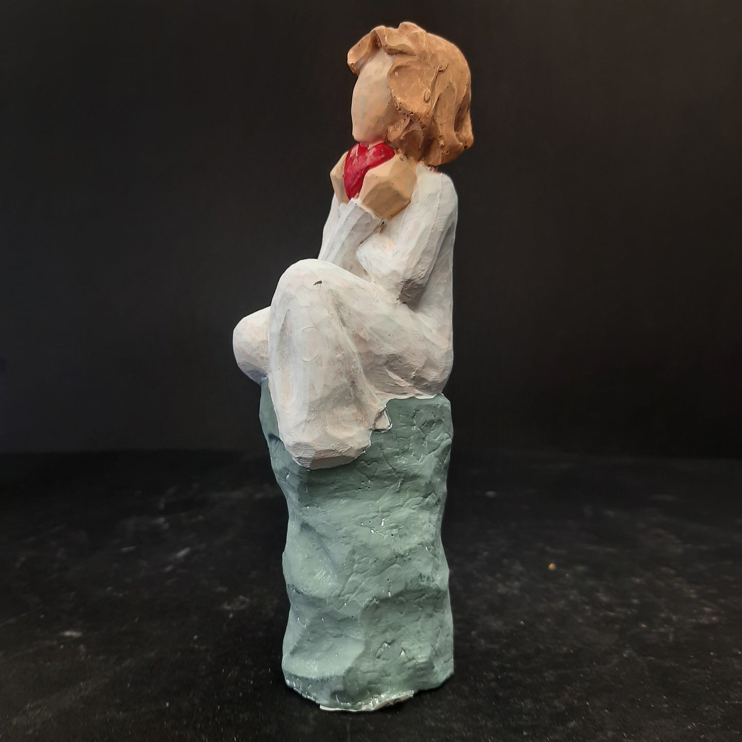 Resin Lady sitting W or Heart