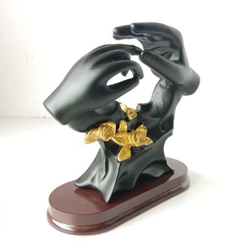 Engagement hands show piece