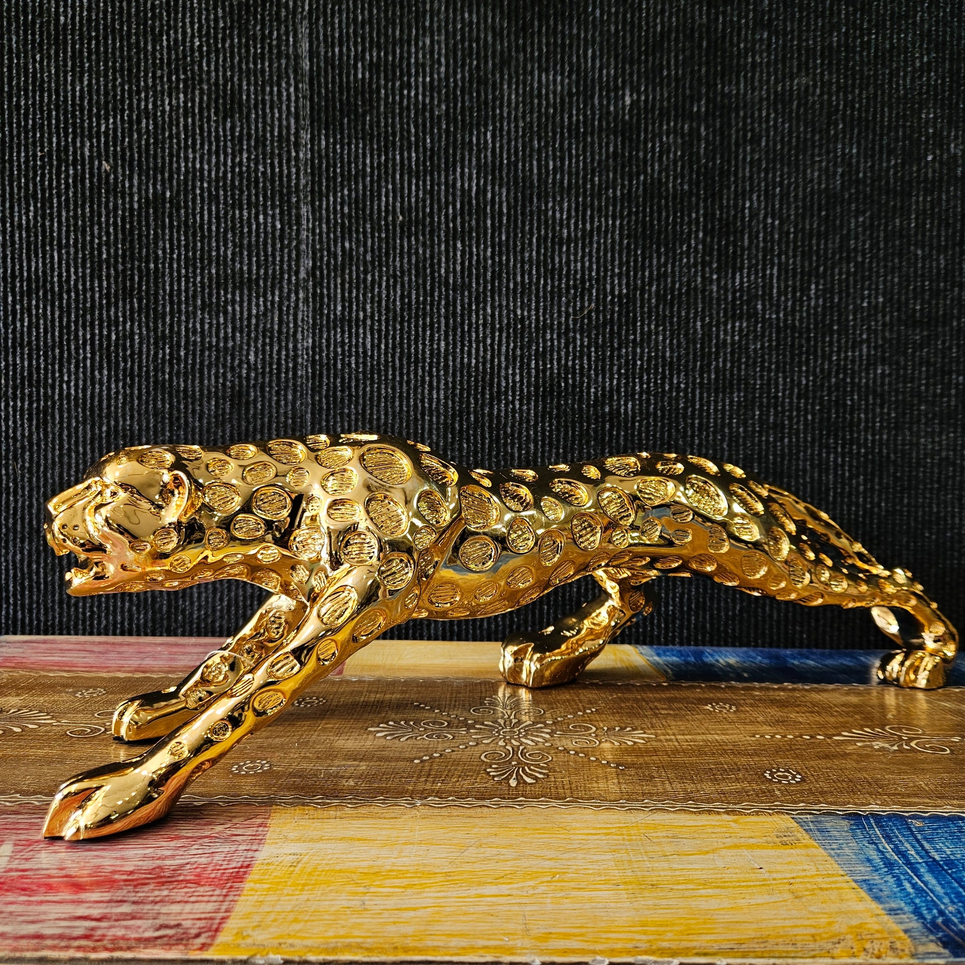 Leopard Statue with elegant look Gold Animal Figurine for Home Decoration