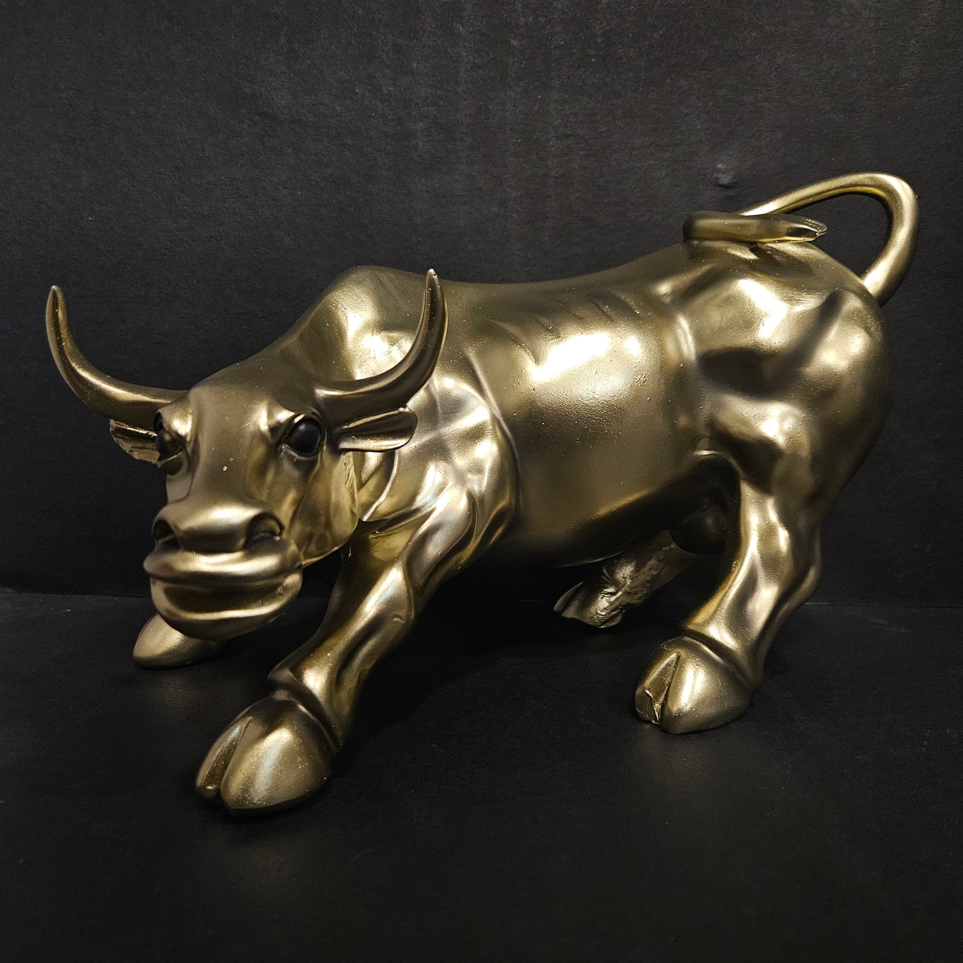 Bull Figurine Statue for Office Bedroom Home Decoration Animal Bull Sculpture showpiece Figurine