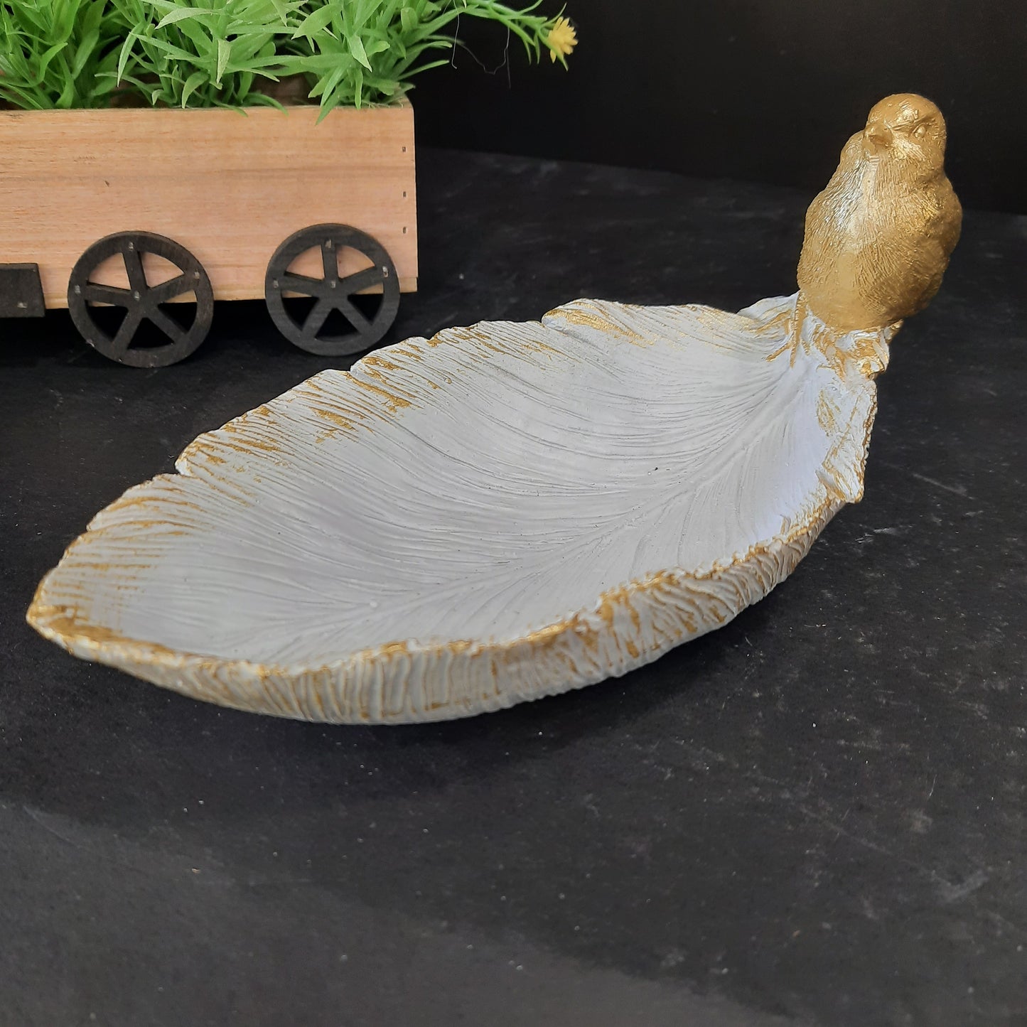 Bird seting on the edge of leafshowpiece