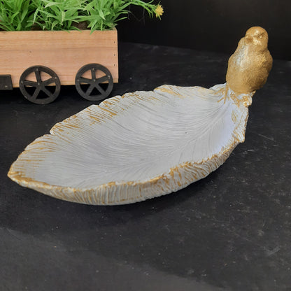 Bird seting on the edge of leafshowpiece