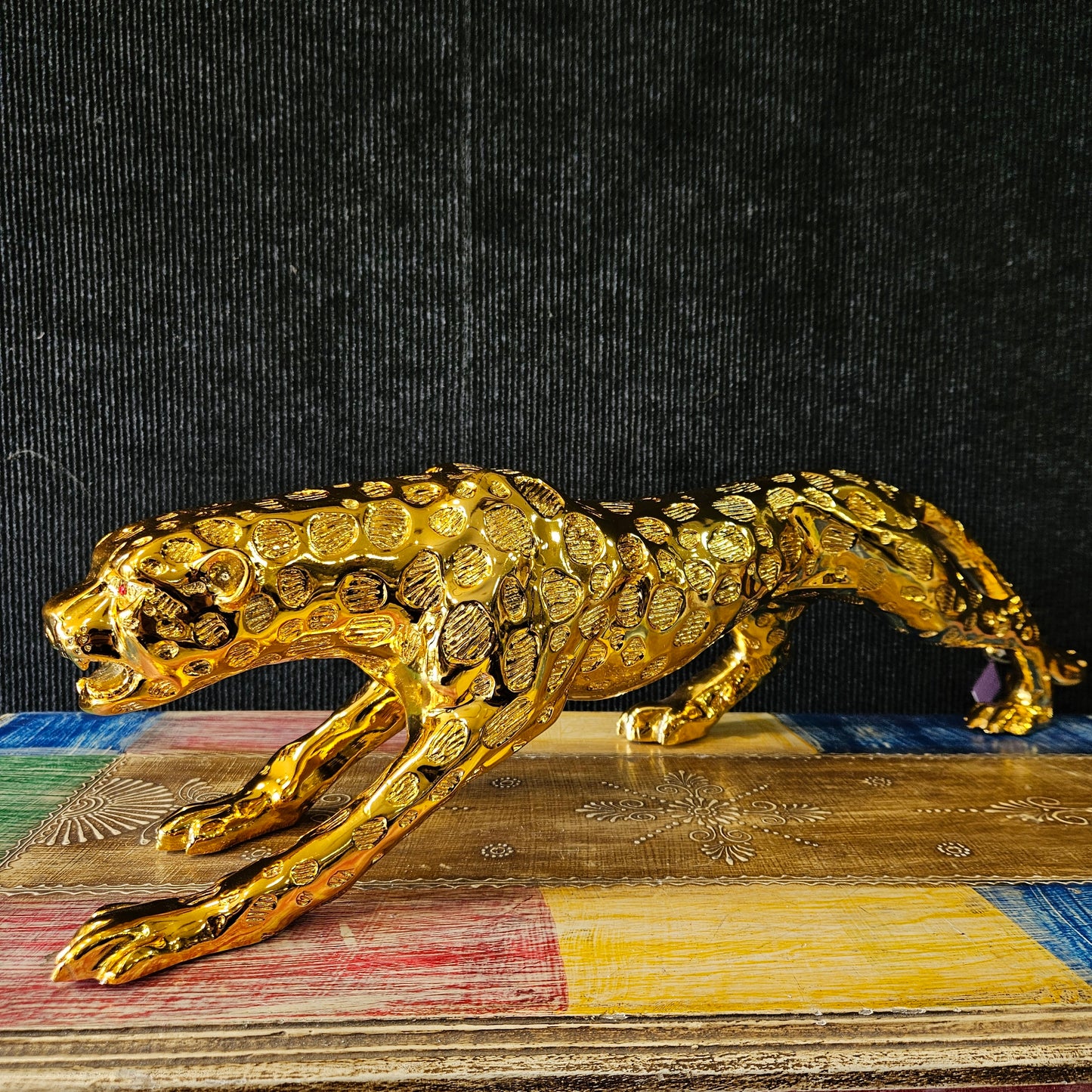 Leopard Statue with elegant look Gold Animal Figurine for Home Decoration