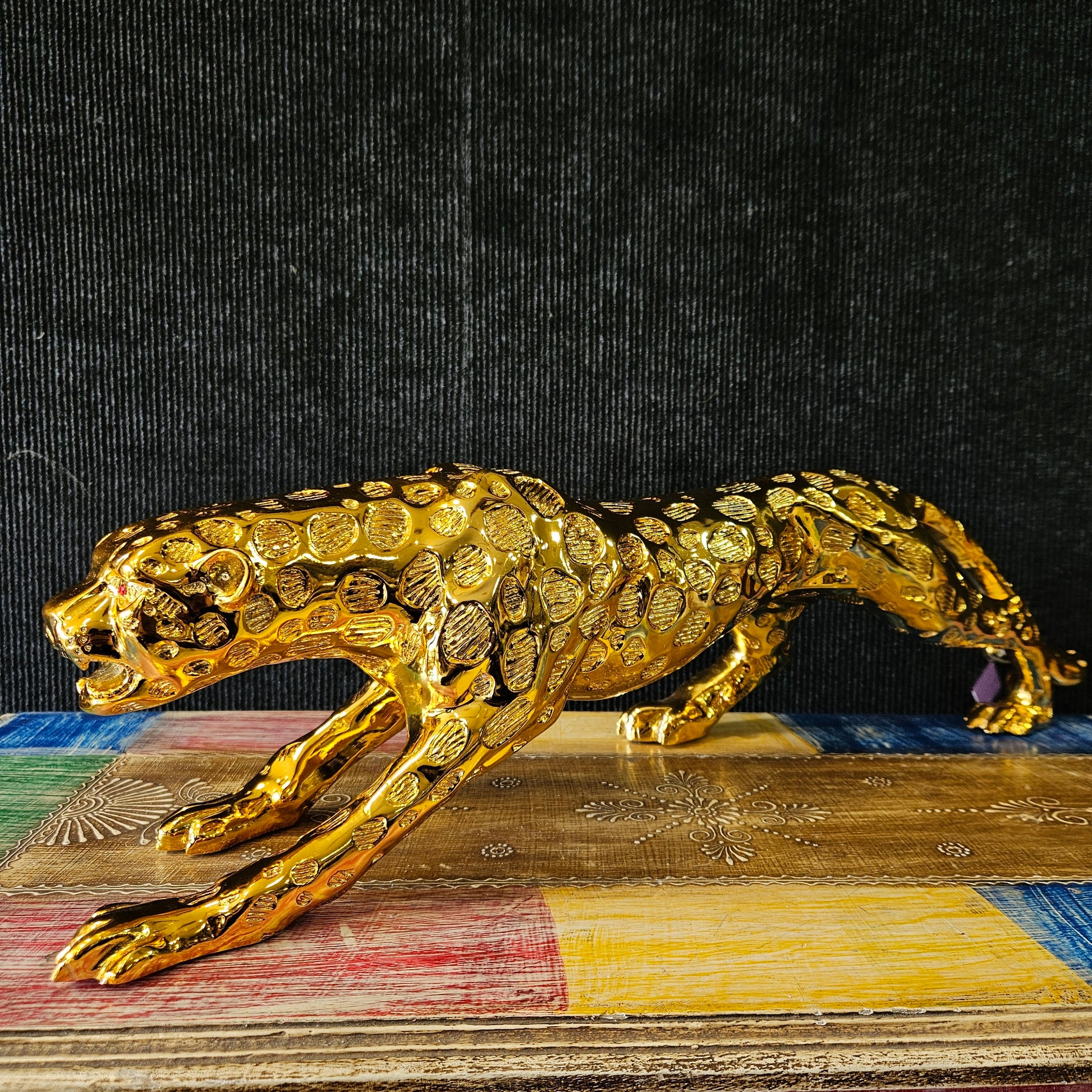 Leopard Statue with elegant look Gold Animal Figurine for Home Decoration