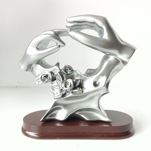Engagement hands show piece