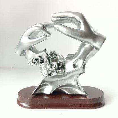 Engagement hands show piece