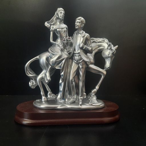 COUPLE showpiece