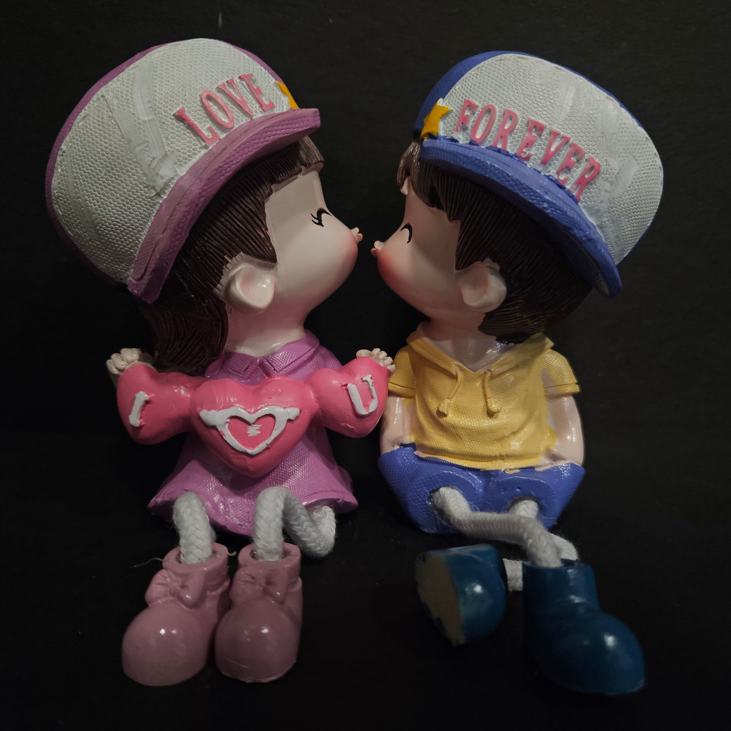 Decorative Cute Couple kissing Showpiece Figurine Valentines Gift for Girlfriend Boyfriend and for Home Decoration
