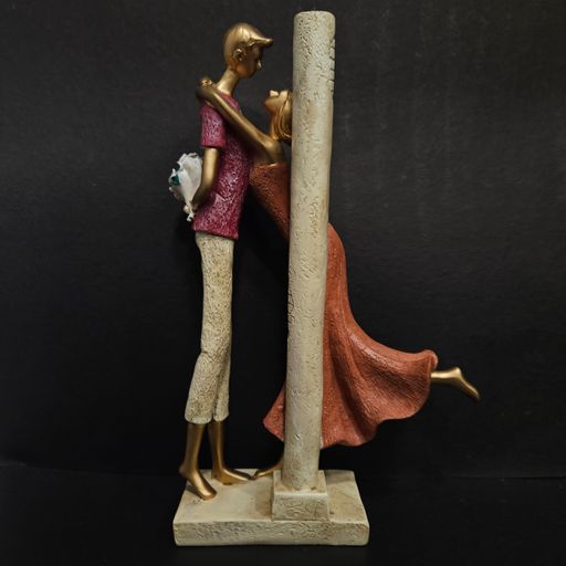 Romantic miniature couple showpiece Figurine for couples gifting