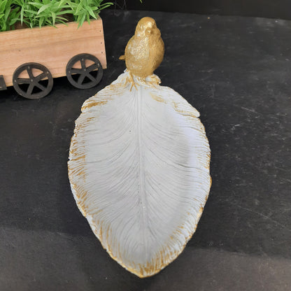 Bird seting on the edge of leafshowpiece